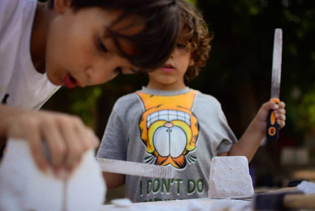 Bambini nel laboratorio di Scultura in una cava di Travertino